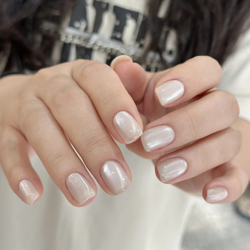 Artificial nail with luxurious pearlescent shine Bowlift