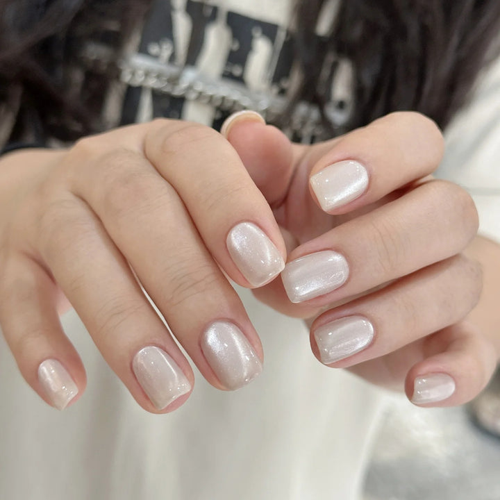 Artificial nail with luxurious pearlescent shine Bowlift