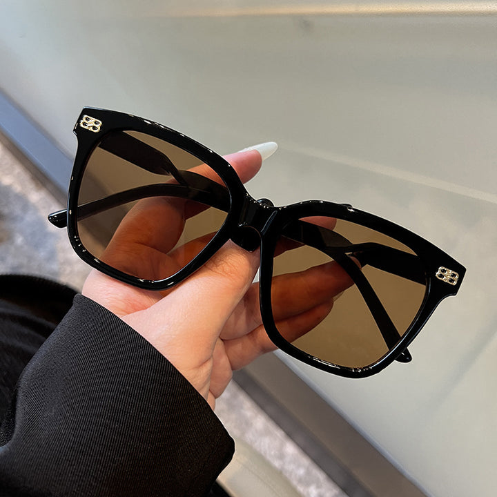 Women square sunglasses with elegant frame structure and UV protection Bowlift