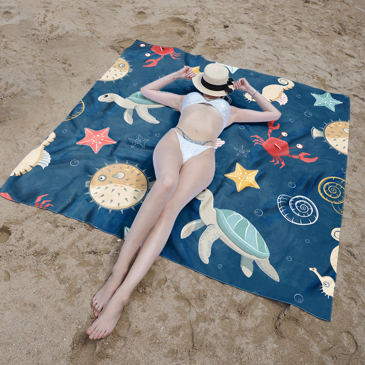 Beach blanket with colorful turtle pattern Bowlift