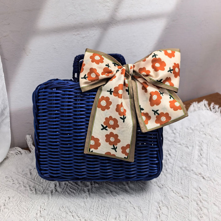 Women elegant handbag made of woven material Bowlift