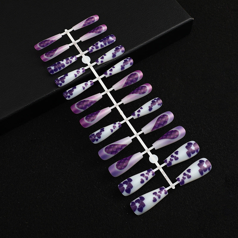 Artificial nails in elegant heart design Bowlift