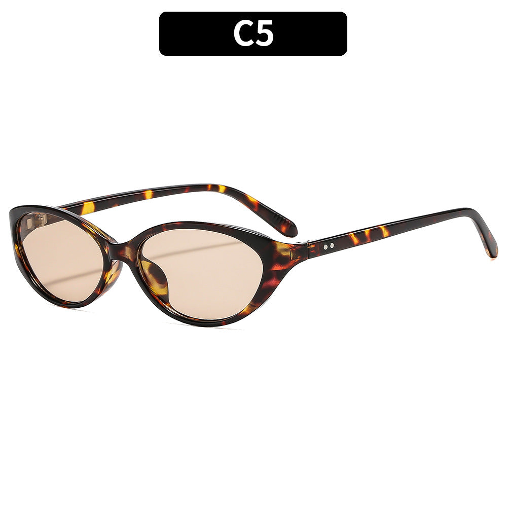 Vintage-Inspired Cat-Eye Sunglasses Fashionable Appeal