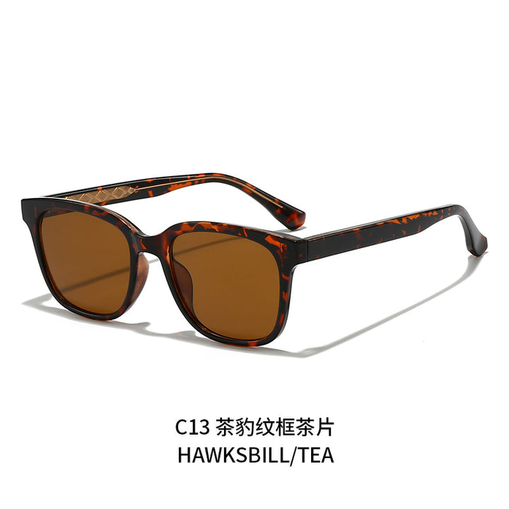 Women Retro-inspired Sunglasses with protected UV filter and sturdy frame Bowlift