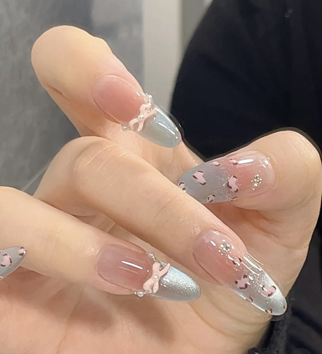 Artistic Press-On Nail Set with Floral and Glossy Accents Bowlift