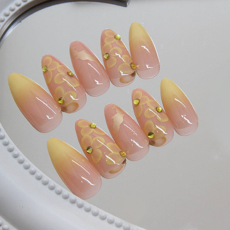 Artificial nail set with filigree flower decorations and elegant shine Bowlift