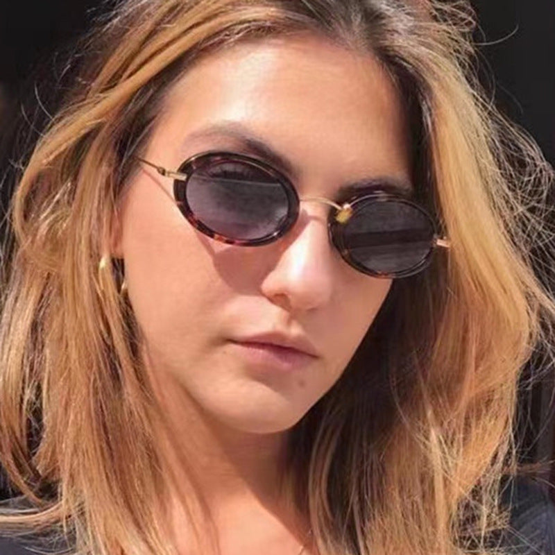 Ladies fashionable sunglasses in elegant oval design Bowlift