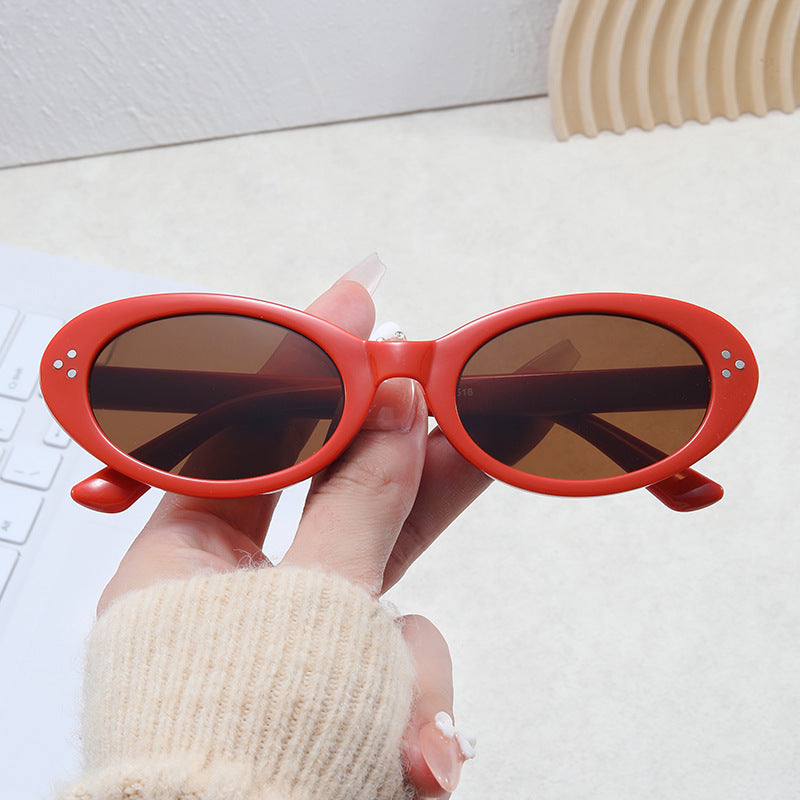 Ladies fashionable sunglasses in elegant oval design Bowlift