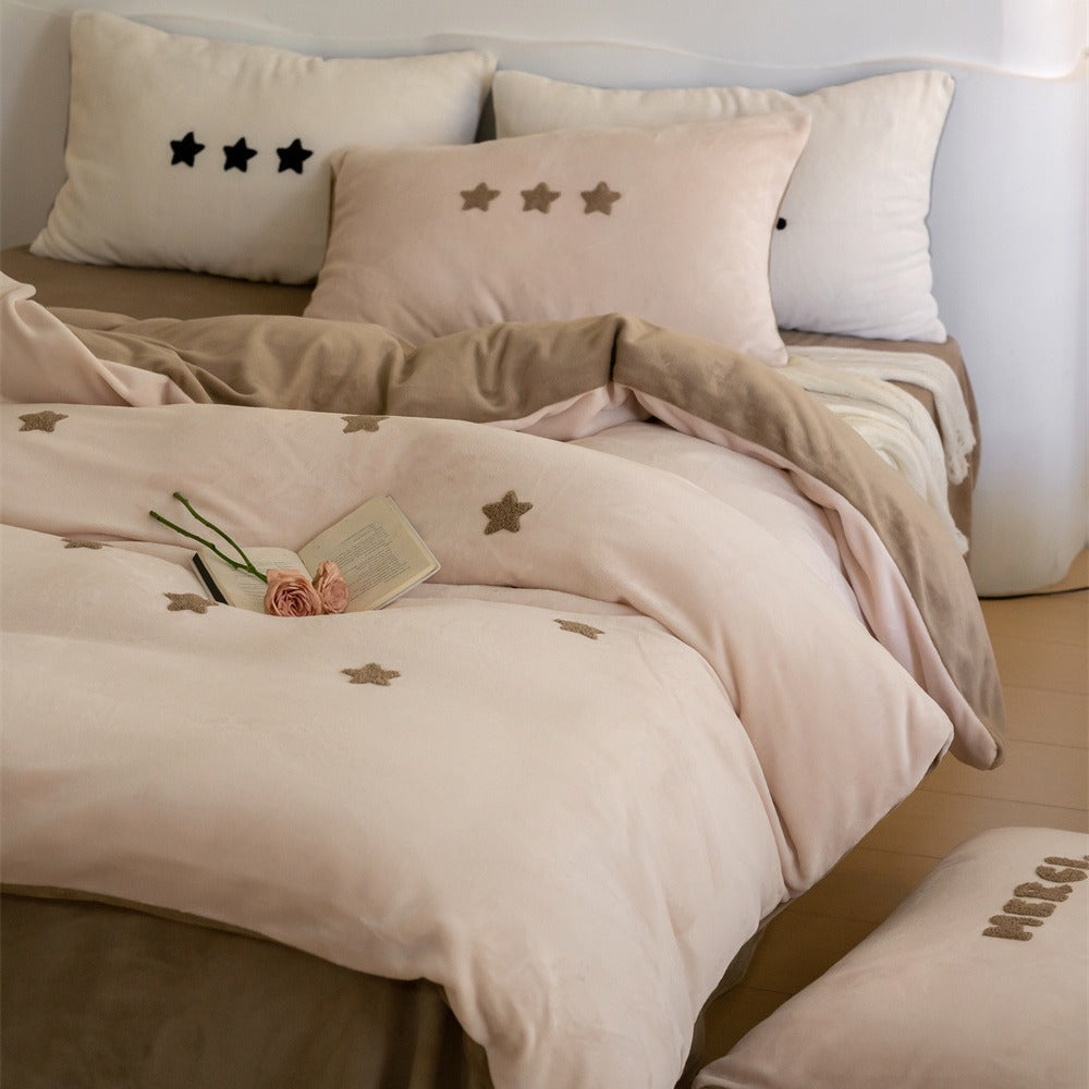 Fluffy bedding set made of microfleece with star application