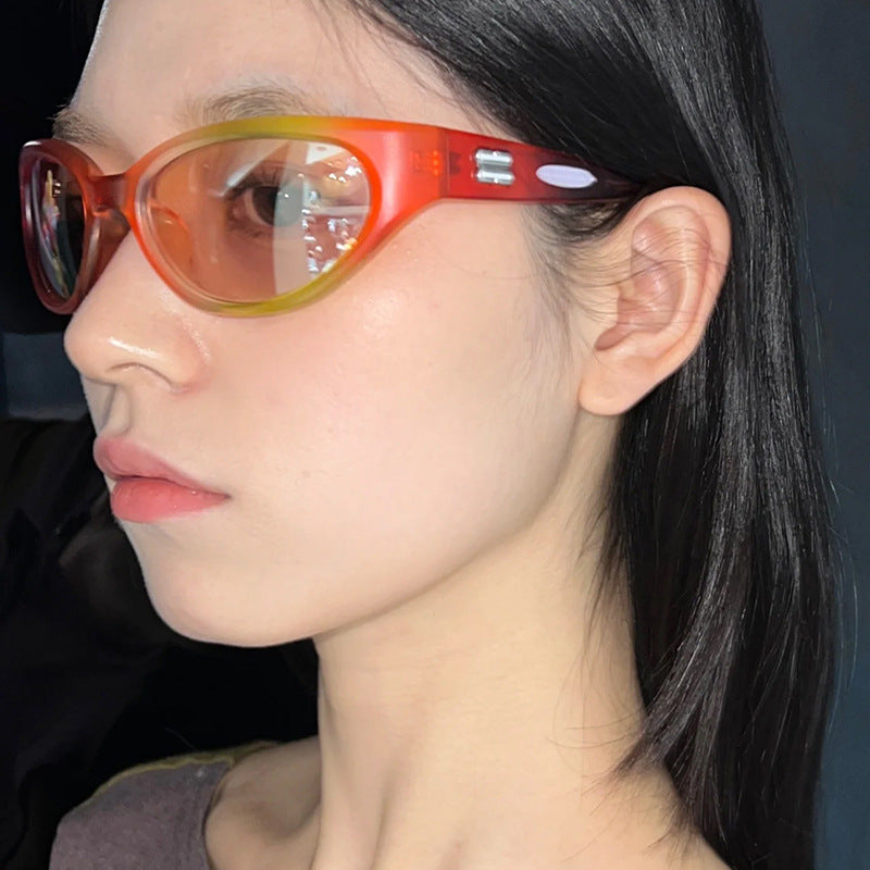 Ladies extravagant sunglasses with curved design Bowlift