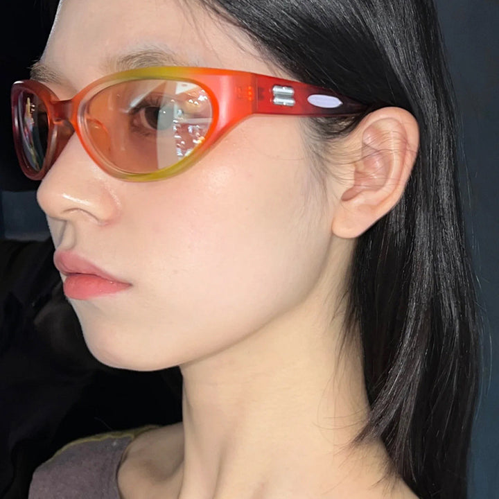 Ladies extravagant sunglasses with curved design Bowlift