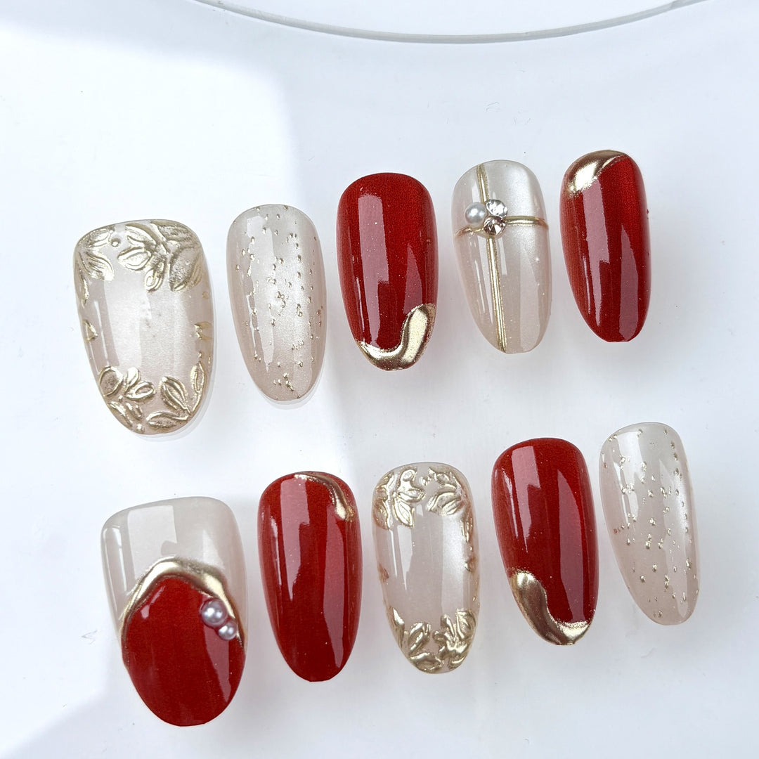 Artificial nails with elegant gold accent Bowlift