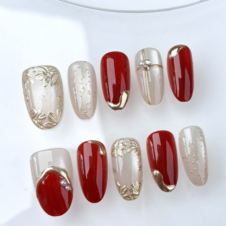 Artificial nails with elegant gold accent Bowlift