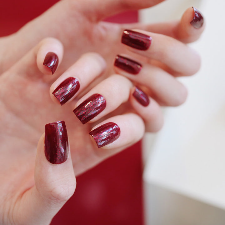 Artificial nails with intense shine and glitter accents Bowlift