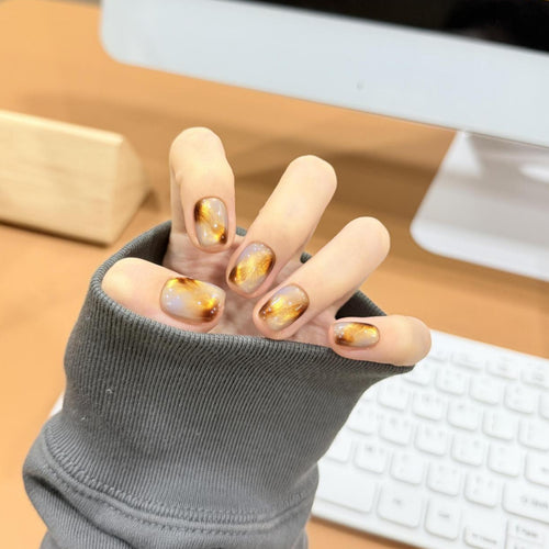 Artificial nails with noble metallic design Bowlift