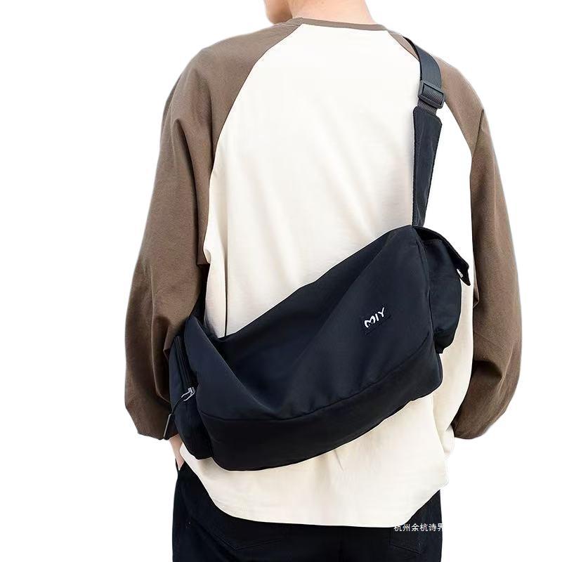 Shoulder bag with practical compartments Bowlift