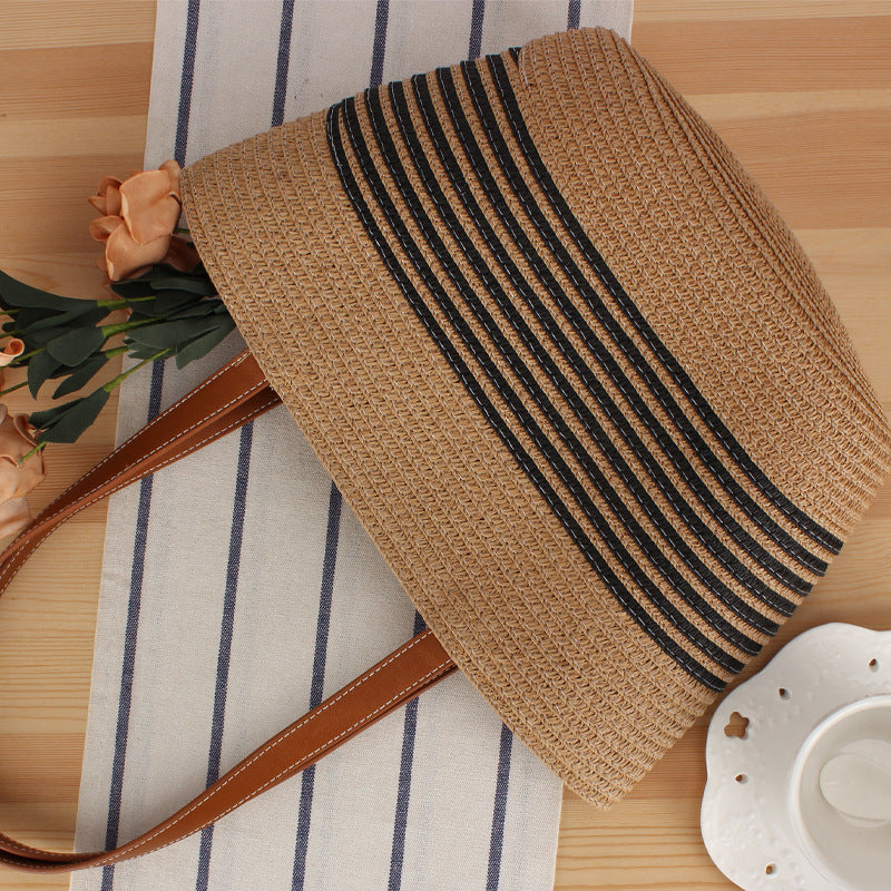 Tote bag with structured design made of natural wicker Bowlift