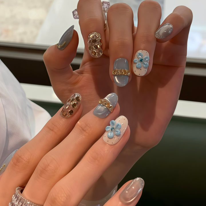 Artificial nails with luxurious glitter details and floral accents Bowlift