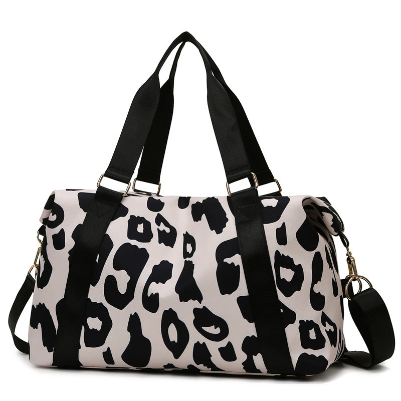 Sporty travel bag with modern leopard pattern Bowlift