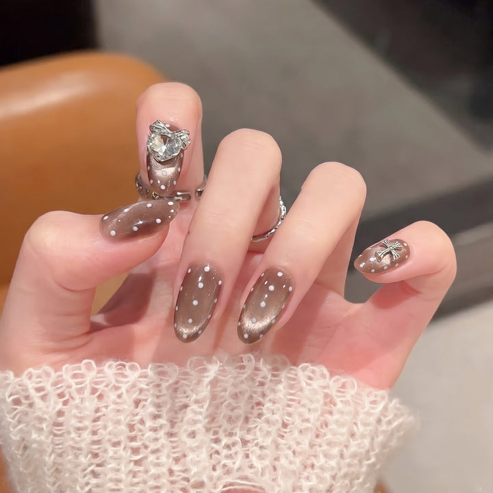 Elegant Press-On Nail Art Set with Distinctive Metallic Accents Bowlift