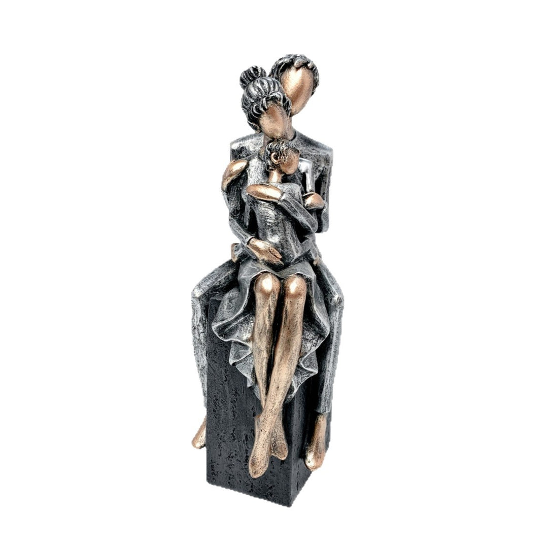 Elegant sculpture of a romantic couple Bowlift