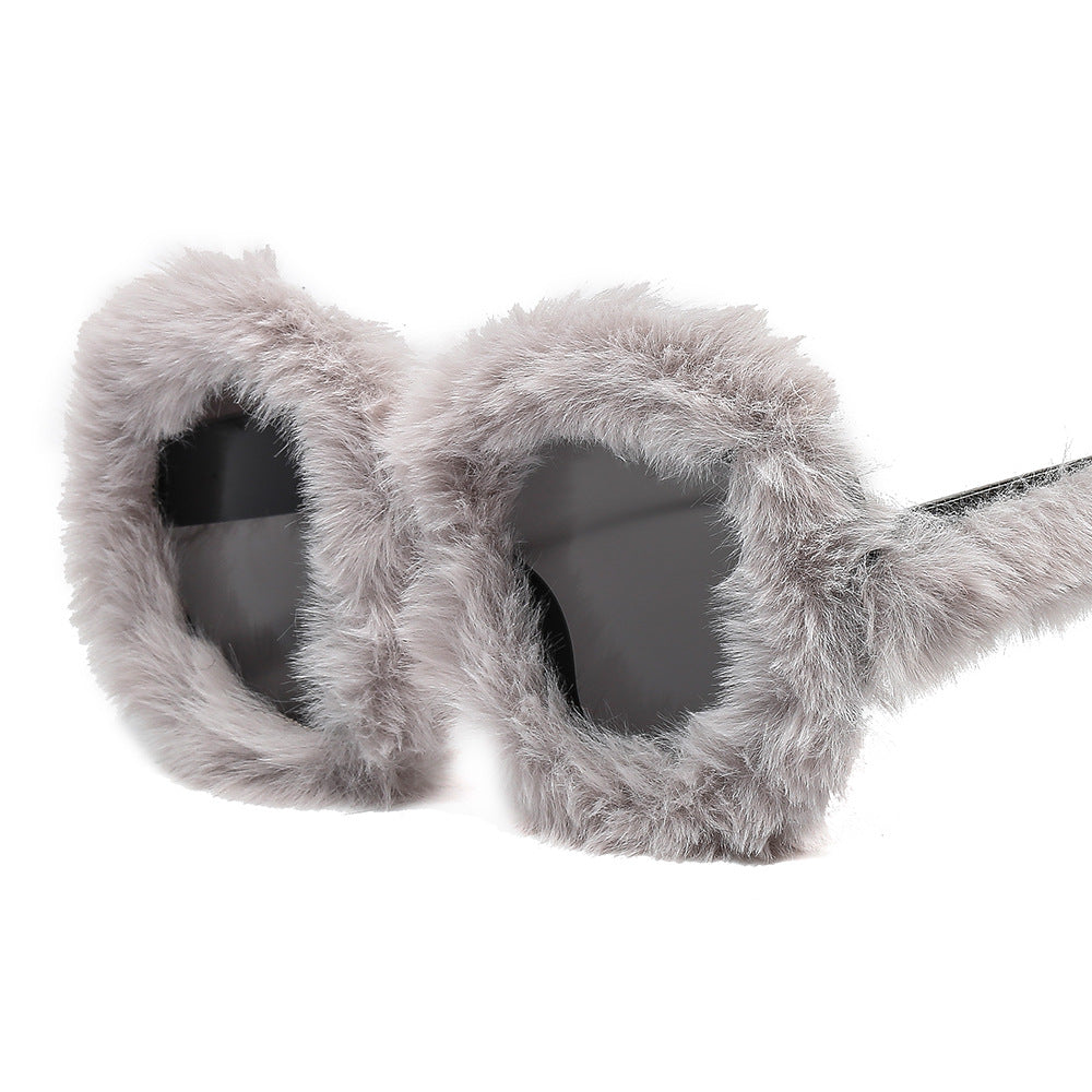 Ladies eye-catching oversized sunglasses with a unique fur touch Bowlift