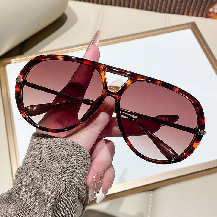 Ladies' sunglasses in an extravagant design with striking lenses Bowlift