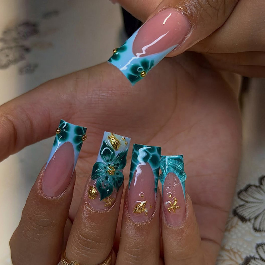 Artificial nail set with luxurious floral accents and golden details Bowlift