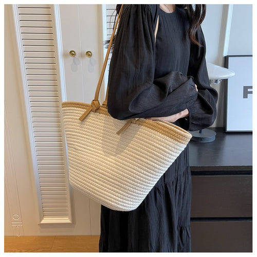Spacious beach bag with innovative leather handles Bowlift