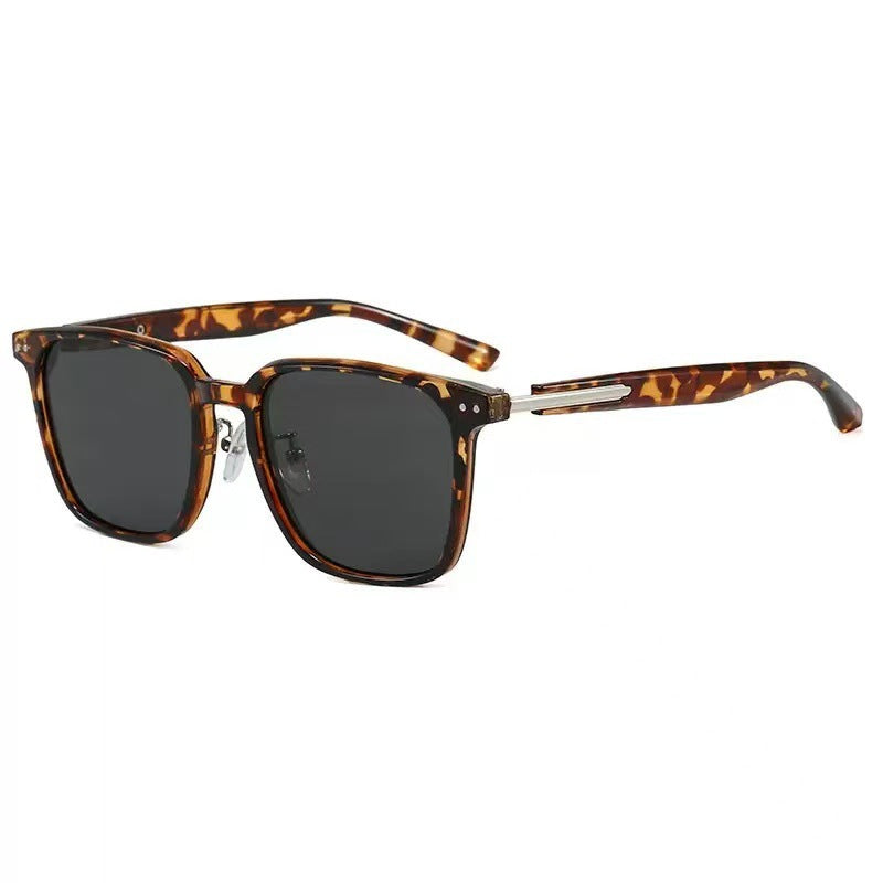 Women’s retro-inspired sunglasses in modern tortoiseshell pattern Bowlift