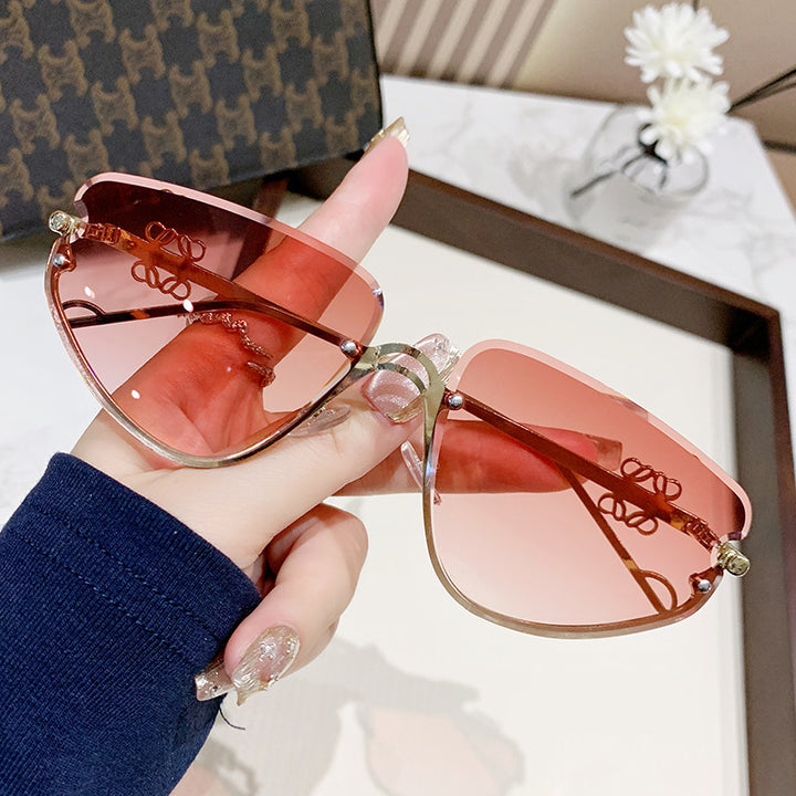 Ladies extravagant sunglasses with modern, geometric frame Bowlift