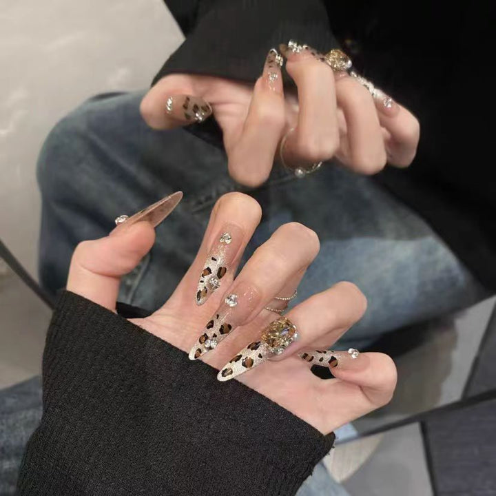 Artificial nails with elegant leopard motif and glitter details Bowlift