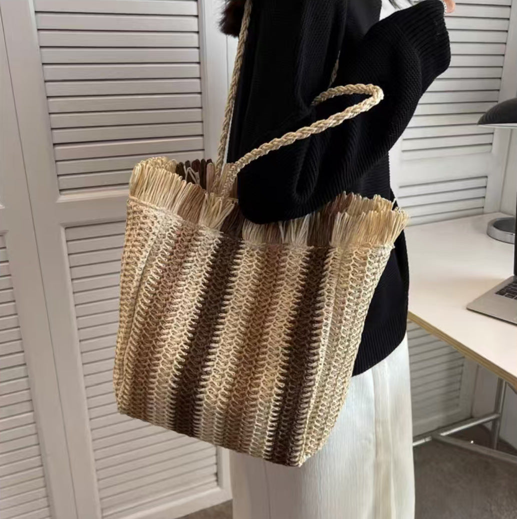 Braided beach bag with fringe details Bowlift