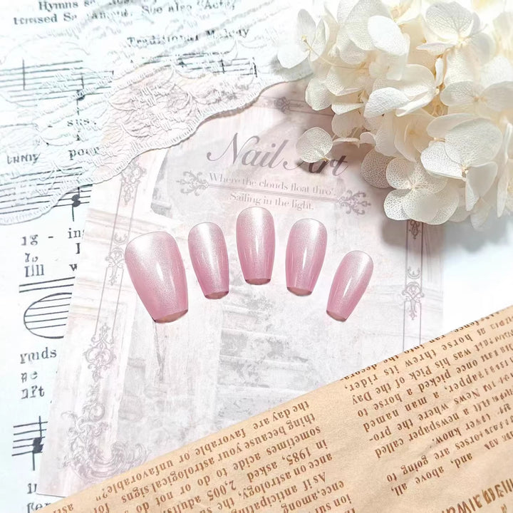 Shiny artificial nails with soft pink effect Bowlift