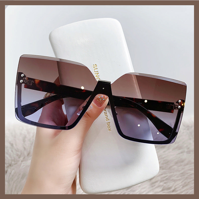 Ladies oversized sunglasses in modern design with UV protection Bowlift