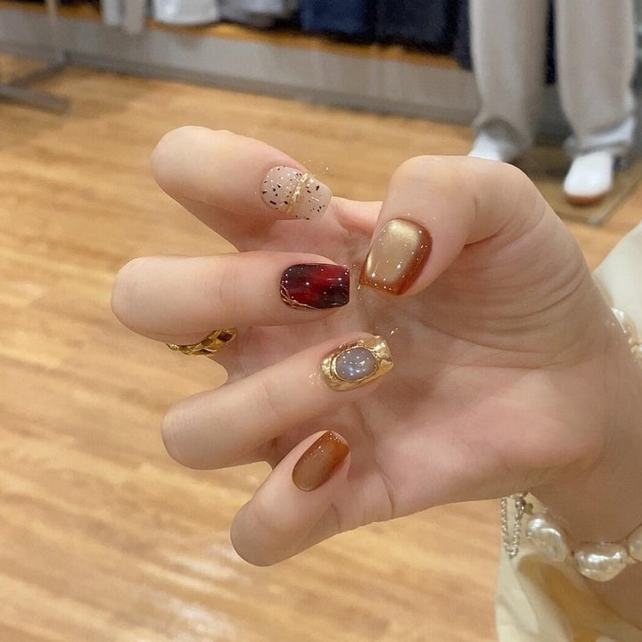 Glamorous artificial nails with elegant designs Bowlift
