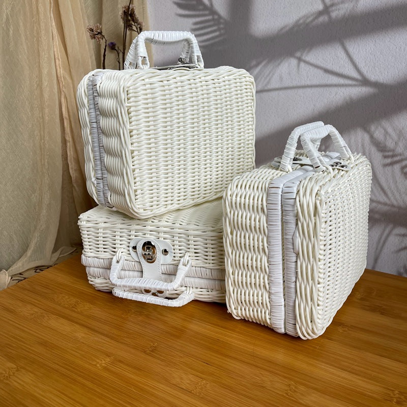 Women elegant handbag made of woven material Bowlift