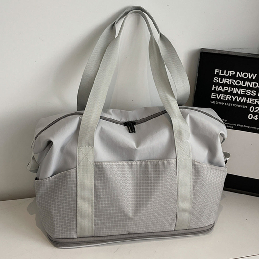 Multifunctional sports and travel bag with innovative compartment arrangement Bowlift