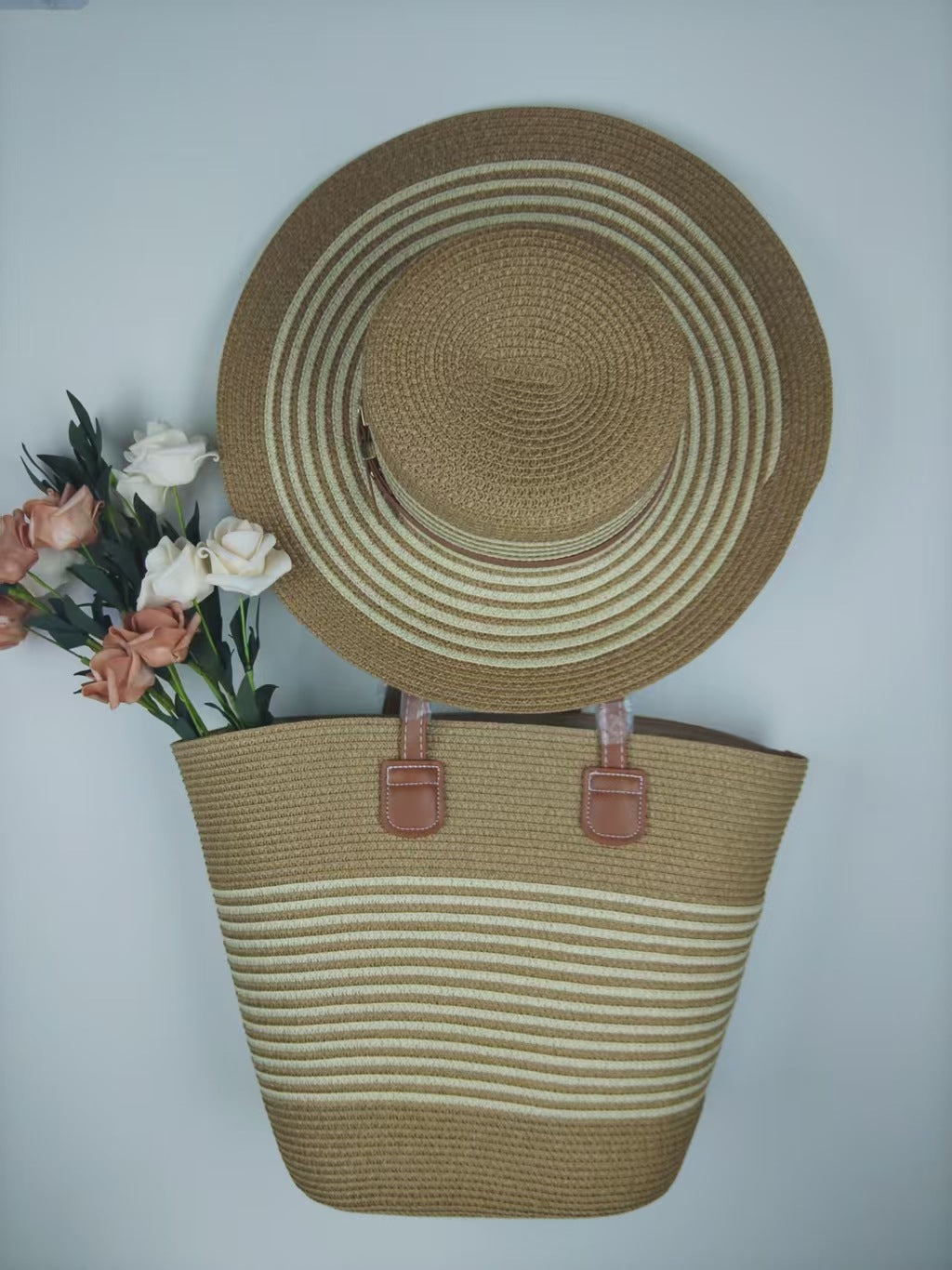 Sleek beach bag with matching sun hat Bowlift