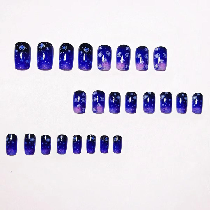 Artificial nails with shimmering winter design Bowlift