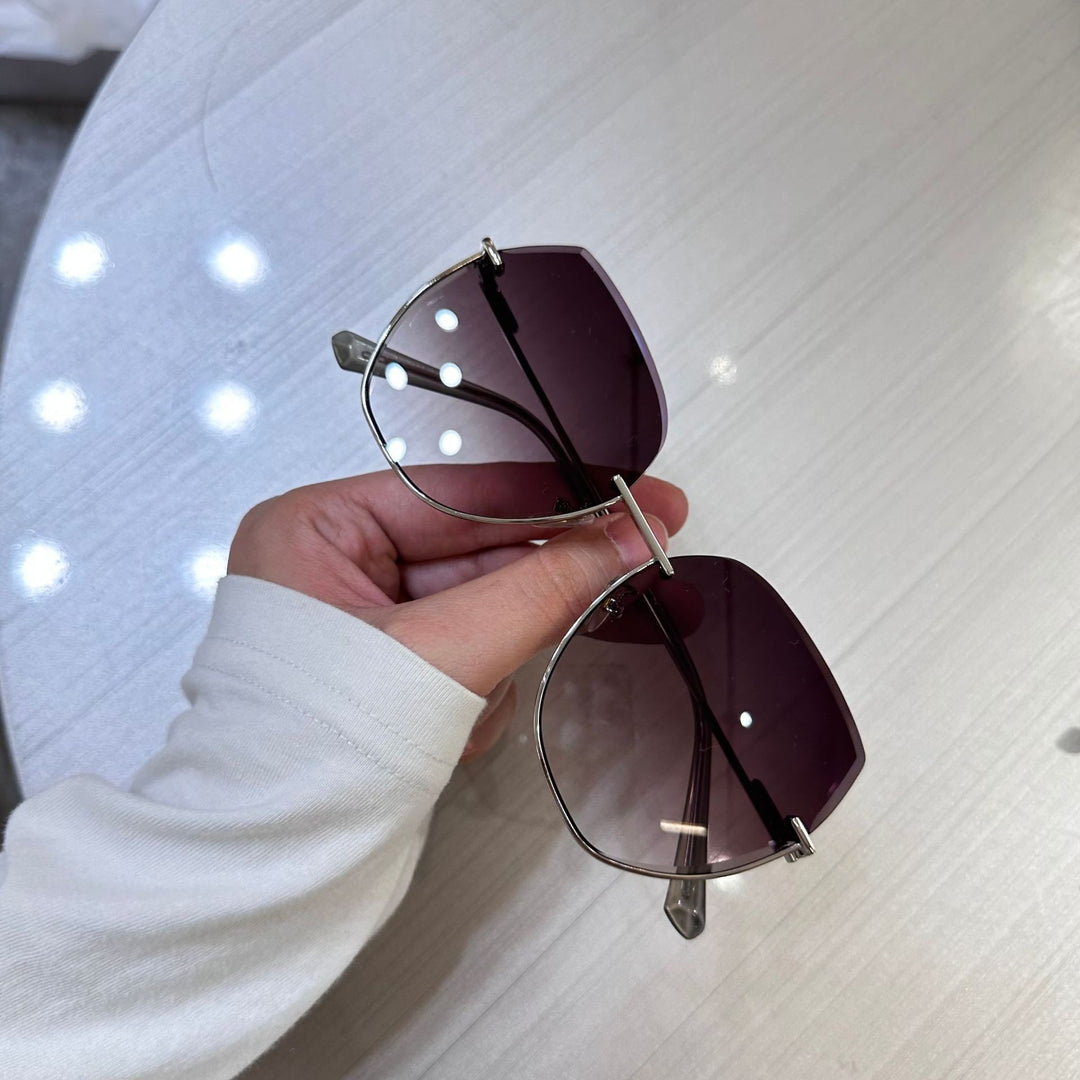Women's sunglasses with an elegant, wide frame and luxurious accents Bowlift