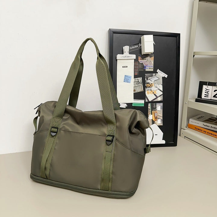 Sporty shoulder bag with water-repellent material and sturdy carrying handles Bowlift