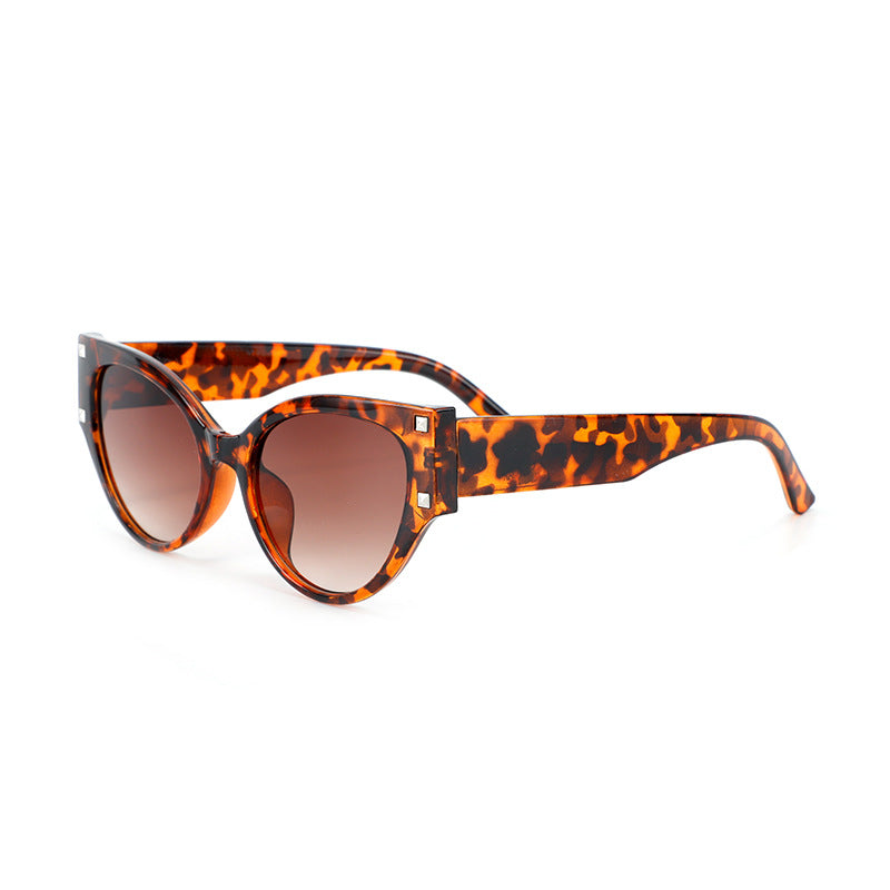 Women's trendy Cat-Eye sunglasses with glamorous accents Bowlift
