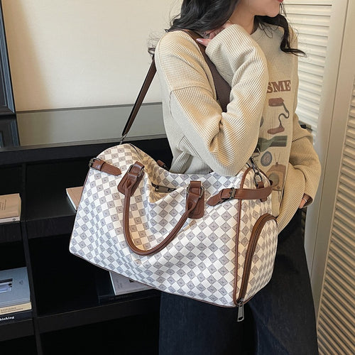 Sporty travel bag with multiple compartments and reinforced carrying handles Bowlift