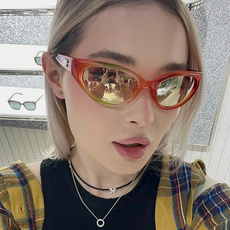 Ladies extravagant sunglasses with curved design Bowlift