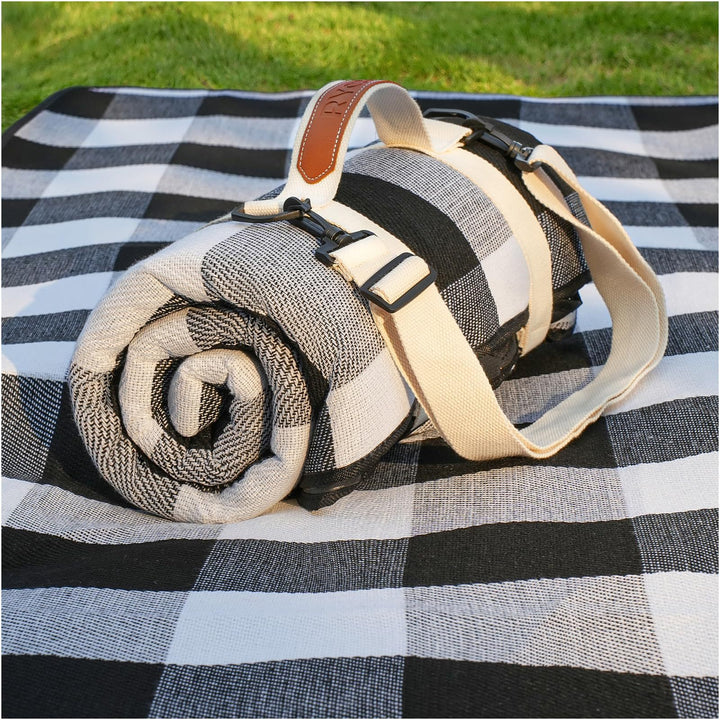 Unisex practical picnic blanket with carrying handle and water-repellent surface Bowlift