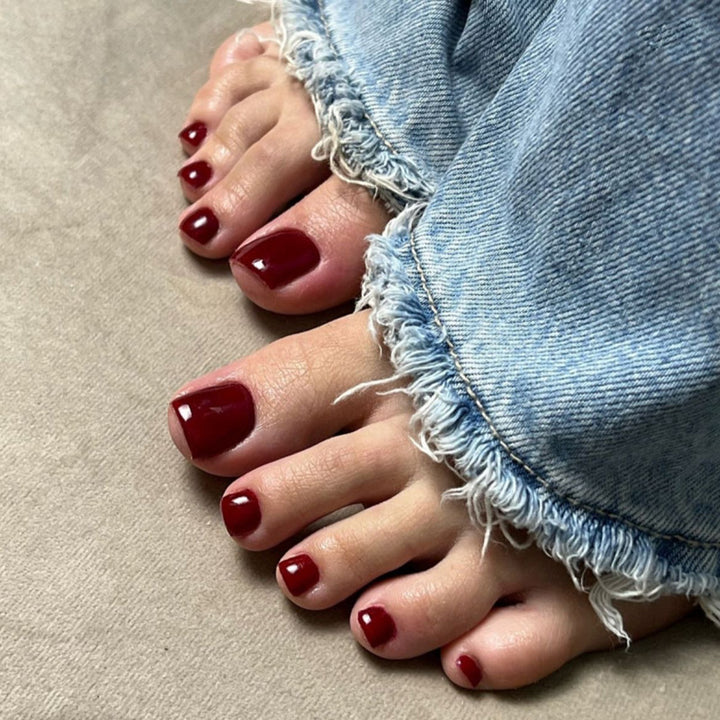 Artful toenail decoration with elegant gold accent Bowlift