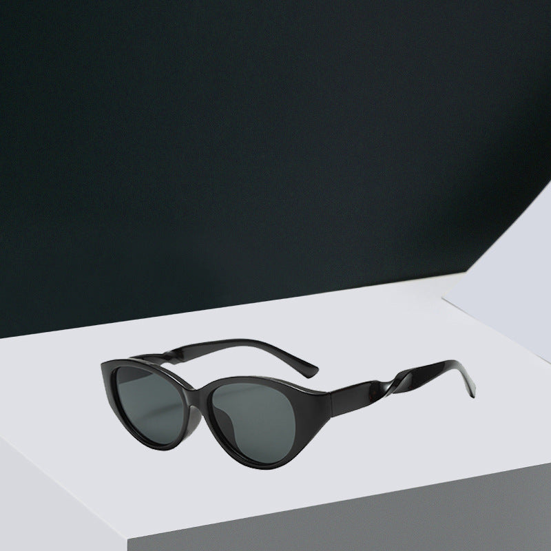 Women Vintage-inspired Sunglasses with Textured Frame Bowlift