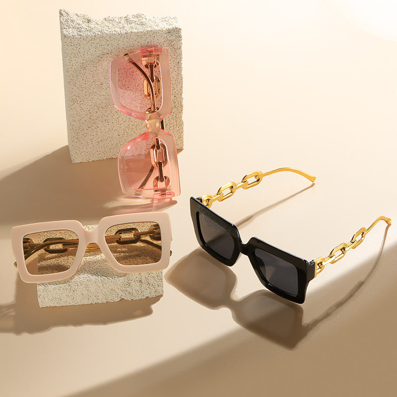 Women's fashionable sunglasses with unique rectangular frame and chain details Bowlift
