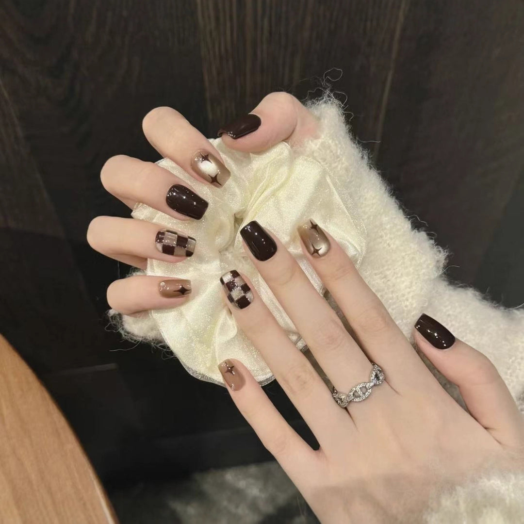 Artificial nails with modern geometric patterns Bowlift